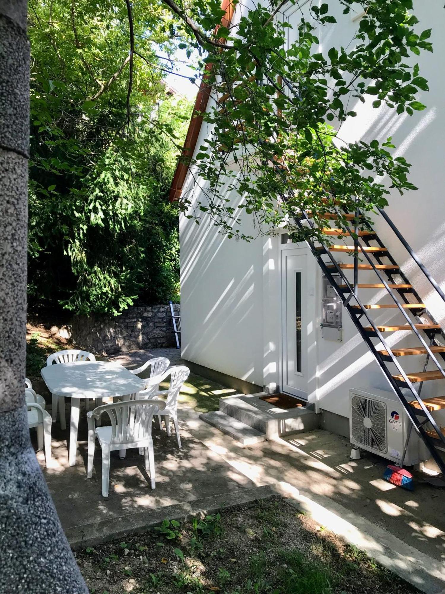 Quiet, Green, Relaxing Place - 2 Bedroom Apartment 블로톤퓌레드 외부 사진